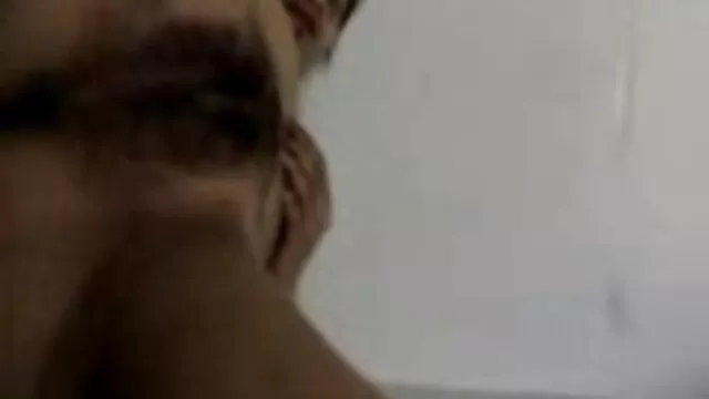 იგი თამაშობს პირდაპირი ბებია მოწიფული მას.